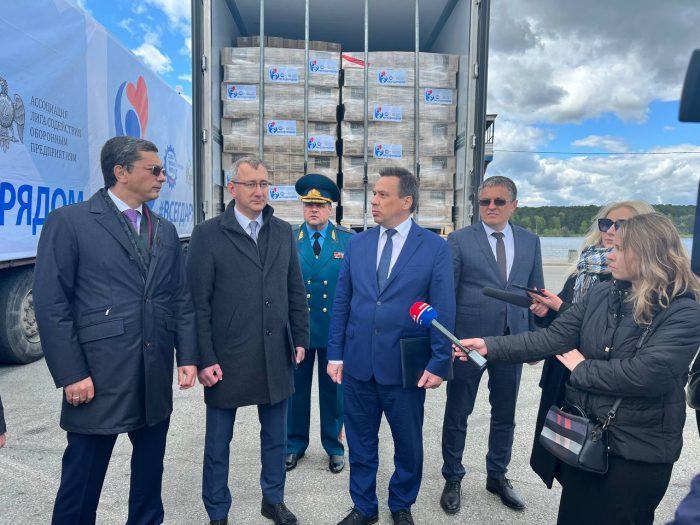 Владимир Гутенев передал 120 тонн помощи переселенцам Донбасса Владимир Гутенев передал 120 тонн помощи переселенцам Донбасса